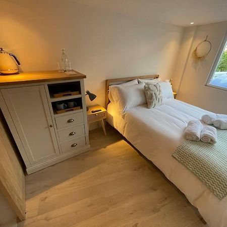 Self Contained Double Bedroom With Ensuite, Private Entrance, Free Parking , 5 Min Walk To Beach St Ives  Exterior photo