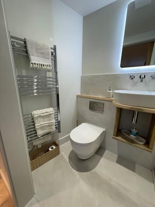 Self Contained Double Bedroom With Ensuite, Private Entrance, Free Parking , 5 Min Walk To Beach St Ives  Exterior photo