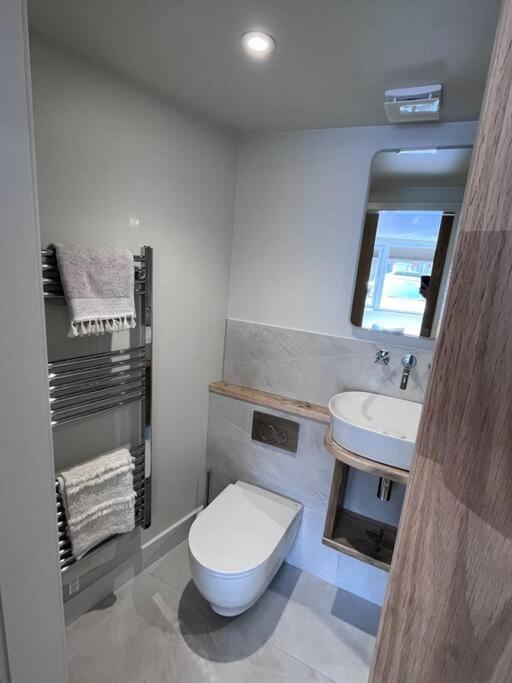 Self Contained Double Bedroom With Ensuite, Private Entrance, Free Parking , 5 Min Walk To Beach St Ives  Exterior photo