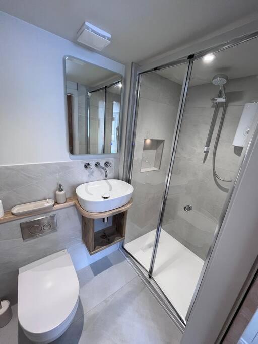 Self Contained Double Bedroom With Ensuite, Private Entrance, Free Parking , 5 Min Walk To Beach St Ives  Exterior photo