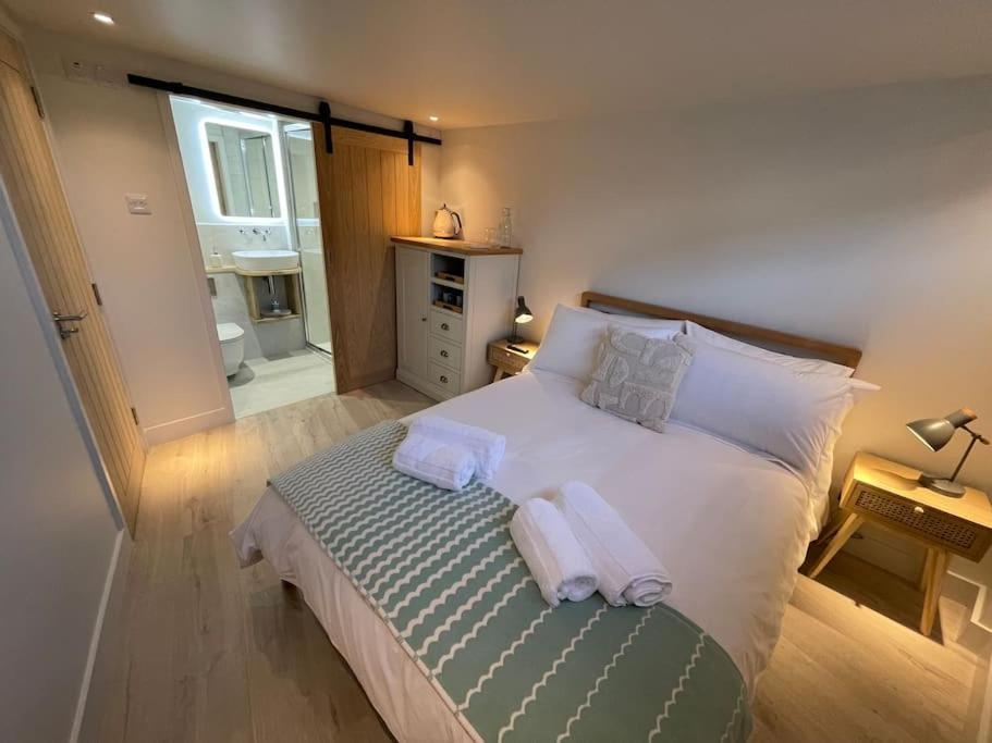 Self Contained Double Bedroom With Ensuite, Private Entrance, Free Parking , 5 Min Walk To Beach St Ives  Exterior photo