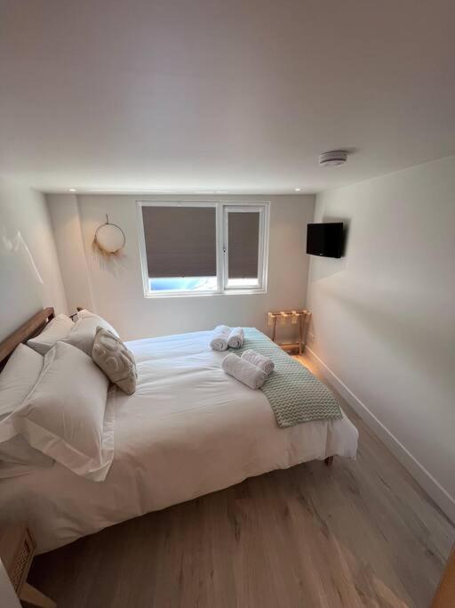 Self Contained Double Bedroom With Ensuite, Private Entrance, Free Parking , 5 Min Walk To Beach St Ives  Exterior photo