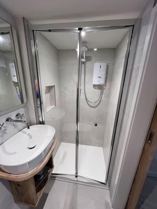 Self Contained Double Bedroom With Ensuite, Private Entrance, Free Parking , 5 Min Walk To Beach St Ives  Exterior photo